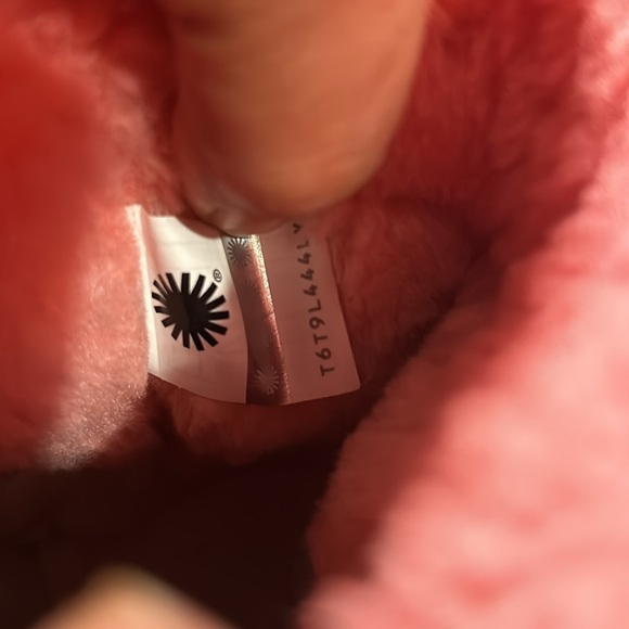 UGG Big Kids Bailey Zip Short Boots Pink Rose Size 4. - Picture 11 of 12